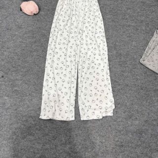 ( Chất vải đẹp ) Quần ống loe chất lem tăm mềm mịn logo in form dưới 65kg ( Chất vải đẹp ) Quần ống loe chất lem tăm mềm mịn logo in form dưới 65kg