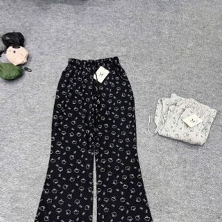 ( Chất vải đẹp ) Quần ống loe chất lem tăm mềm mịn logo in form dưới 65kg ( Chất vải đẹp ) Quần ống loe chất lem tăm mềm mịn logo in form dưới 65kg