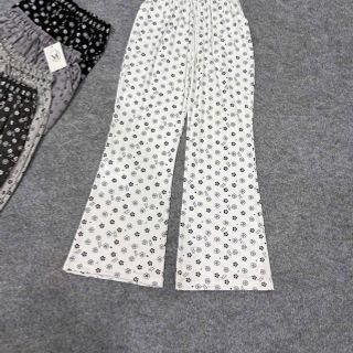 (Chất vải đẹp) Quần ống loe chất lem tâm mềm min logo in hoạ tiết form dưới 65kg . (Chất vải đẹp) Quần ống loe chất lem tâm mềm min logo in hoạ tiết form dưới 65kg .