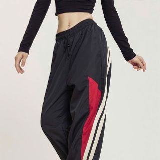 Quần Jogger phối Đen Đỏ Dáng Rộng có dây rút lai Thể Thao Cho Nam Nữ Quần Jogger phối Đen Đỏ Dáng Rộng có dây rút lai Thể Thao Cho Nam Nữ