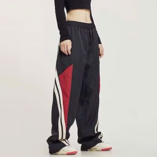 Quần Jogger phối Đen Đỏ Dáng Rộng có dây rút lai Thể Thao Cho Nam Nữ Quần Jogger phối Đen Đỏ Dáng Rộng có dây rút lai Thể Thao Cho Nam Nữ
