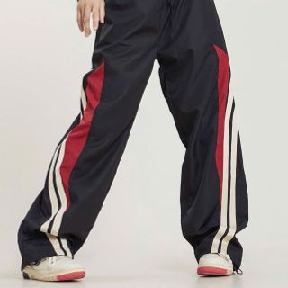 Quần Jogger phối Đen Đỏ Dáng Rộng có dây rút lai Thể Thao Cho Nam Nữ Quần Jogger phối Đen Đỏ Dáng Rộng có dây rút lai Thể Thao Cho Nam Nữ