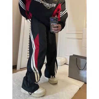 Quần Jogger phối Đen Đỏ Dáng Rộng có dây rút lai Thể Thao Cho Nam Nữ Quần Jogger phối Đen Đỏ Dáng Rộng có dây rút lai Thể Thao Cho Nam Nữ