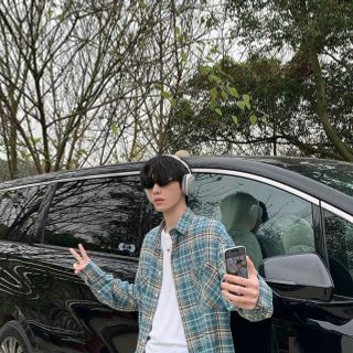 Áo khoác sơ mi dài tay cổ bẻ canh sọc chất kate cotton có túi trước 2 bên như hình . Áo khoác sơ mi dài tay cổ bẻ canh sọc chất kate cotton có túi trước 2 bên như hình .