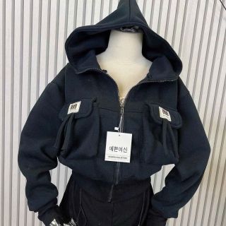 Áo khoác dáng lửng croptop có nón chất nỉ dệt XK dày túi nắp logo M Áo khoác dáng lửng croptop có nón chất nỉ dệt XK dày túi nắp logo M