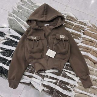 Áo khoác dáng lửng croptop có nón chất nỉ dệt XK dày túi nắp logo M Áo khoác dáng lửng croptop có nón chất nỉ dệt XK dày túi nắp logo M