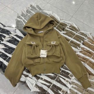 Áo khoác dáng lửng croptop có nón chất nỉ dệt XK dày túi nắp logo M Áo khoác dáng lửng croptop có nón chất nỉ dệt XK dày túi nắp logo M
