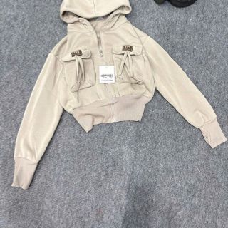 Áo khoác dáng lửng croptop có nón chất nỉ dệt XK dày túi nắp logo M Áo khoác dáng lửng croptop có nón chất nỉ dệt XK dày túi nắp logo M