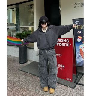 Áo khoác dây kéo from boxy 2 da dày dặn thêu nổi cổ cao form dạng boxy tay phồng nón rộng có 2 size L và Xl Áo khoác dây kéo from boxy 2 da dày dặn thêu nổi cổ cao form dạng boxy tay phồng nón rộng có 2 size L và Xl