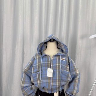 Sơ mi caro có nón dáng lửng chất nỉ dạ mềm mịn, cổ cao 2 túi thêu logo Sơ mi caro có nón dáng lửng chất nỉ dạ mềm mịn, cổ cao 2 túi thêu logo