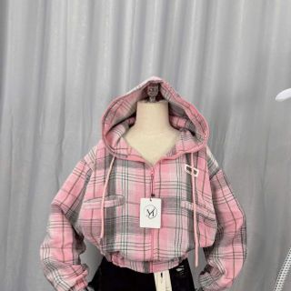 Sơ mi caro có nón dáng lửng chất nỉ dạ mềm mịn, cổ cao 2 túi thêu logo Sơ mi caro có nón dáng lửng chất nỉ dạ mềm mịn, cổ cao 2 túi thêu logo