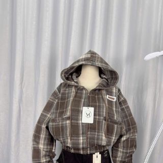 Sơ mi caro có nón dáng lửng chất nỉ dạ mềm mịn, cổ cao 2 túi thêu logo Sơ mi caro có nón dáng lửng chất nỉ dạ mềm mịn, cổ cao 2 túi thêu logo