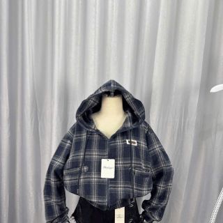 Sơ mi caro có nón dáng lửng chất nỉ dạ mềm mịn, cổ cao 2 túi thêu logo Sơ mi caro có nón dáng lửng chất nỉ dạ mềm mịn, cổ cao 2 túi thêu logo