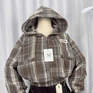 Sơ mi caro có nón dáng lửng chất nỉ dạ mềm mịn, cổ cao 2 túi thêu logo Sơ mi caro có nón dáng lửng chất nỉ dạ mềm mịn, cổ cao 2 túi thêu logo