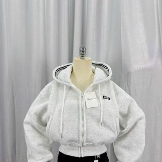 Áo khoác dáng lửng logo thêu Miu nón rộng chạy viền có túi trong chất nỉ bông dày mịn freesize dưới 65kg