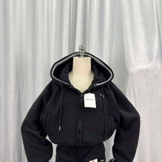 Áo khoác dáng lửng logo thêu Miu nón rộng chạy viền có túi trong chất nỉ bông dày mịn freesize dưới 65kg