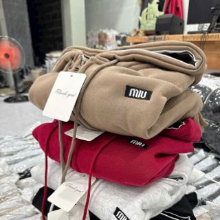 Áo khoác dáng lửng logo thêu Miu nón rộng chạy viền có túi trong chất nỉ bông dày mịn freesize dưới 65kg