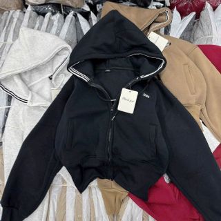 Áo khoác dáng lửng logo thêu Miu nón rộng chạy viền có túi trong chất nỉ bông dày mịn freesize dưới 65kg