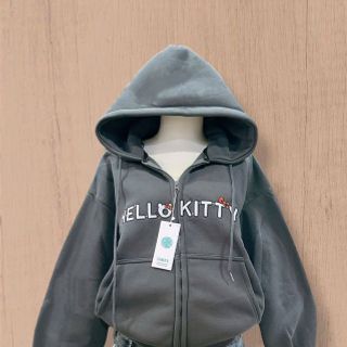 Áo khoác nữ thêu Hellokity nón to, có túi trong, tay phồng freesize Áo khoác nữ thêu Hellokity nón to, có túi trong, tay phồng freesize
