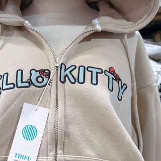 Áo khoác nữ thêu Hellokity nón to, có túi trong, tay phồng freesize Áo khoác nữ thêu Hellokity nón to, có túi trong, tay phồng freesize