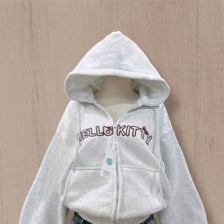 Áo khoác nữ thêu Hellokity nón to, có túi trong, tay phồng freesize Áo khoác nữ thêu Hellokity nón to, có túi trong, tay phồng freesize