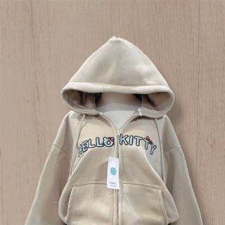Áo khoác nữ thêu Hellokity nón to, có túi trong, tay phồng freesize Áo khoác nữ thêu Hellokity nón to, có túi trong, tay phồng freesize