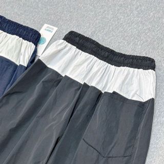 Quần ống rộng có dây rút ở lai quần và chạy sọc dọc chân
