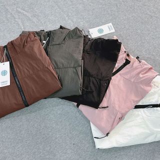 Áo khoác dù nhăn 2 lớp mềm mát có nón ,túi có nẹp và dây kéo, dây rút lai freesize dưới 60kg Áo khoác dù nhăn 2 lớp mềm mát có nón ,túi có nẹp và dây kéo, dây rút lai freesize dưới 60kg