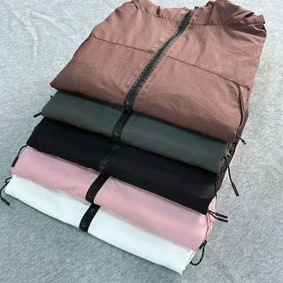 Áo khoác dù nhăn 2 lớp mềm mát có nón ,túi có nẹp và dây kéo, dây rút lai freesize dưới 60kg Áo khoác dù nhăn 2 lớp mềm mát có nón ,túi có nẹp và dây kéo, dây rút lai freesize dưới 60kg