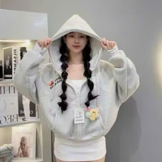 Áo khoác nỉ nữ mũ rộng kèm charm mặt cười độc đáo Áo khoác nỉ nữ mũ rộng kèm charm mặt cười độc đáo