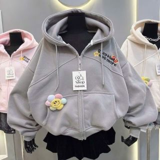 Áo khoác nỉ nữ mũ rộng kèm charm mặt cười độc đáo Áo khoác nỉ nữ mũ rộng kèm charm mặt cười độc đáo