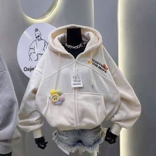 Áo khoác nỉ nữ mũ rộng kèm charm mặt cười độc đáo Áo khoác nỉ nữ mũ rộng kèm charm mặt cười độc đáo
