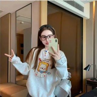 Áo dài tay nữ cổ tròn đính charm nút Áo dài tay nữ cổ tròn đính charm nút