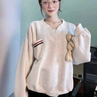Áo thun nữ cổ tròn kèm gấu, có túi may viền sọc Áo thun nữ cổ tròn kèm gấu, có túi may viền sọc