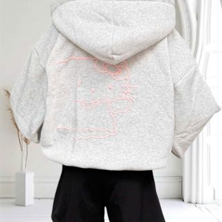 Áo khoác nữ Mon Studio logo in nổi có kèm charm mèo