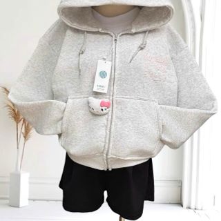 Áo khoác nữ Mon Studio logo in nổi có kèm charm mèo