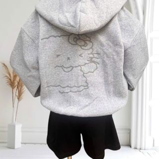 Áo khoác nữ Mon Studio logo in nổi có kèm charm mèo