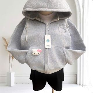 Áo khoác nữ Mon Studio logo in nổi có kèm charm mèo