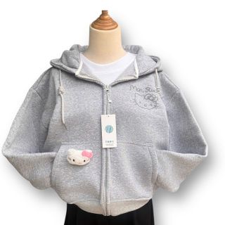 Áo khoác nữ Mon Studio logo in nổi có kèm charm mèo