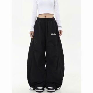 Quần ống rộng thùng thình logo thêu. Quần ống rộng thùng thình logo thêu.