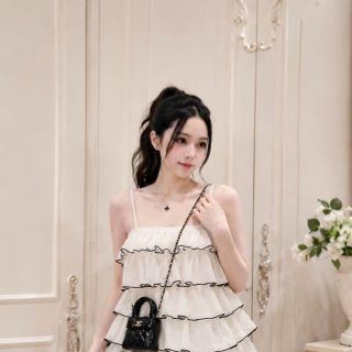 Set Áo Voan Tầng Hai Dây Viền Đen Phối Chân Váy Đen Bồng Set Áo Voan Tầng Hai Dây Viền Đen Phối Chân Váy Đen Bồng