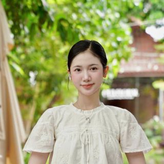Áo Kiểu Tiểu Thư Tay Ngắn Phồng Nhẹ Thêu Hoa Nhí Phối Ren Cao Cấp Áo Kiểu Tiểu Thư Tay Ngắn Phồng Nhẹ Thêu Hoa Nhí Phối Ren Cao Cấp
