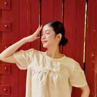 Áo Kiểu Tiểu Thư Tay Ngắn Phồng Nhẹ Thêu Hoa Nhí Phối Ren Cao Cấp Áo Kiểu Tiểu Thư Tay Ngắn Phồng Nhẹ Thêu Hoa Nhí Phối Ren Cao Cấp