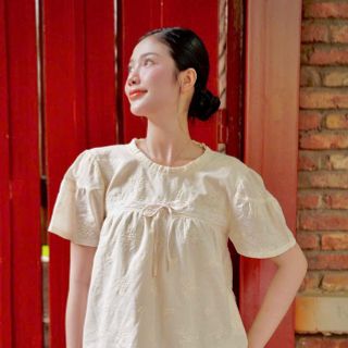 Áo Kiểu Tiểu Thư Tay Ngắn Phồng Nhẹ Thêu Hoa Nhí Phối Ren Cao Cấp Áo Kiểu Tiểu Thư Tay Ngắn Phồng Nhẹ Thêu Hoa Nhí Phối Ren Cao Cấp