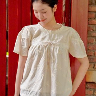 Áo Kiểu Tiểu Thư Tay Ngắn Phồng Nhẹ Thêu Hoa Nhí Phối Ren Cao Cấp Áo Kiểu Tiểu Thư Tay Ngắn Phồng Nhẹ Thêu Hoa Nhí Phối Ren Cao Cấp
