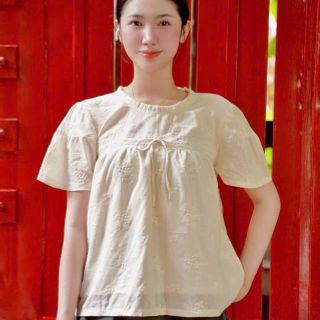 Áo Kiểu Tiểu Thư Tay Ngắn Phồng Nhẹ Thêu Hoa Nhí Phối Ren Cao Cấp Áo Kiểu Tiểu Thư Tay Ngắn Phồng Nhẹ Thêu Hoa Nhí Phối Ren Cao Cấp