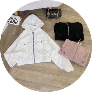 Áo khoác nhung tăm kiểu cánh dơi, nón rộng dây kéo khoen tròn. Áo khoác nhung tăm kiểu cánh dơi, nón rộng dây kéo khoen tròn.