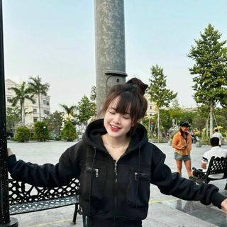 Áo khoác nón thêu R dáng lửng, nón rộng, túi ngực có khóa kéo freesize dưới 65kg