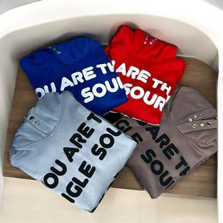 áo hoodie in nổi YOU ARE THE SINGLE SOURCE chất thun nỉ dày mịn, nó sốt có nút bấm+ dây luồng, 4 túi trước và sau áo hoodie in nổi YOU ARE THE SINGLE SOURCE chất thun nỉ dày mịn, nó sốt có nút bấm+ dây luồng, 4 túi trước và sau