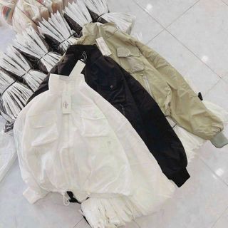 Áo khoác dù trượt nước dáng lửng 2 lớp, 2 túi ngực có nắp, dây rút lai 2 bên